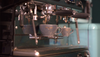 Chrom-Espressomaschine des Cafés brüht Espresso in zwei Tassen